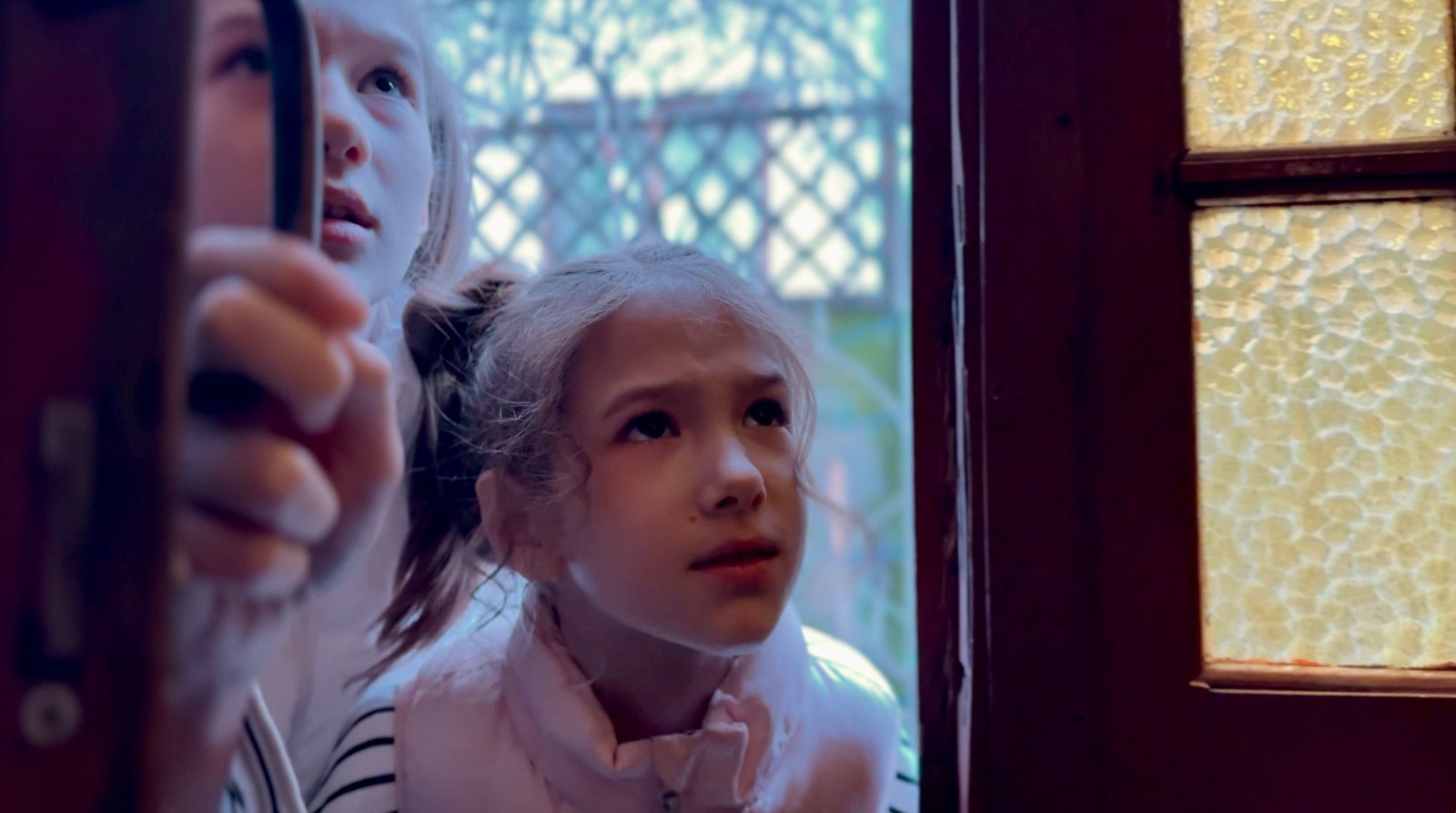 Două surori de 12 și 9 ani lansează primul serial românesc de comedie muzicală pentru preadolescenți