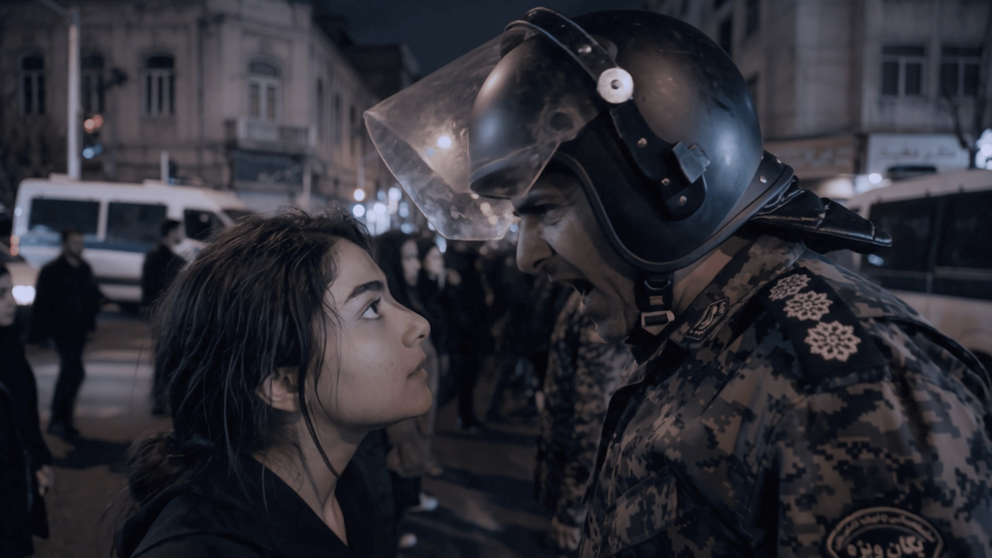 Scene din filmul Dreams of Violets generate cu inteligență artificială, prezentând străzi în flăcări și forțe de ordine