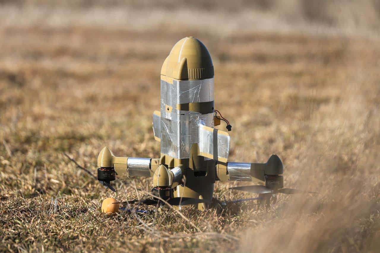 Drone de interceptare FPV acoperite cu bandă adezivă și folie metalică