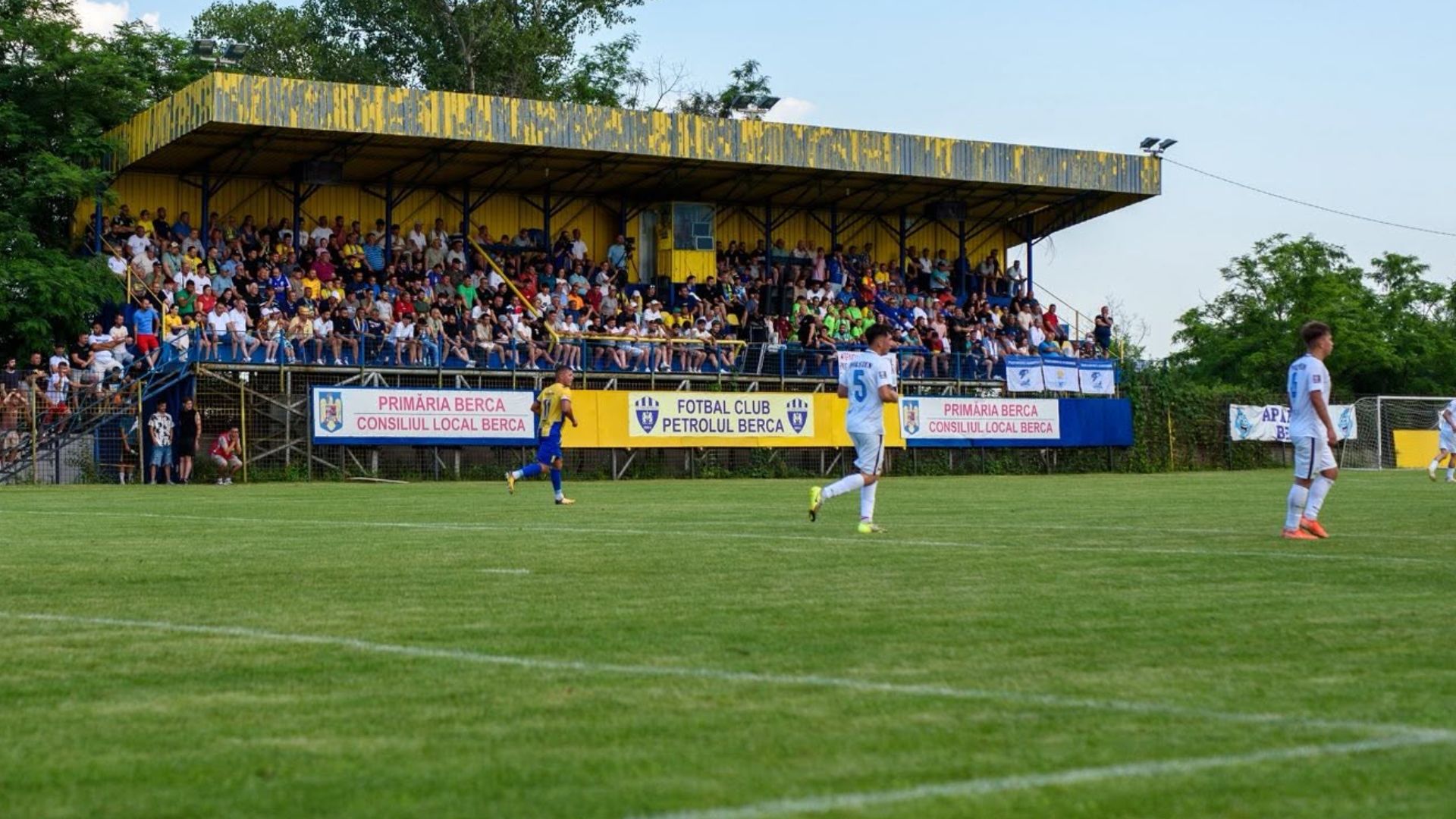 Dumitru Dragomir, impresionat de terenul de fotbal din comuna Berca: „Gazon ca în Premier League”