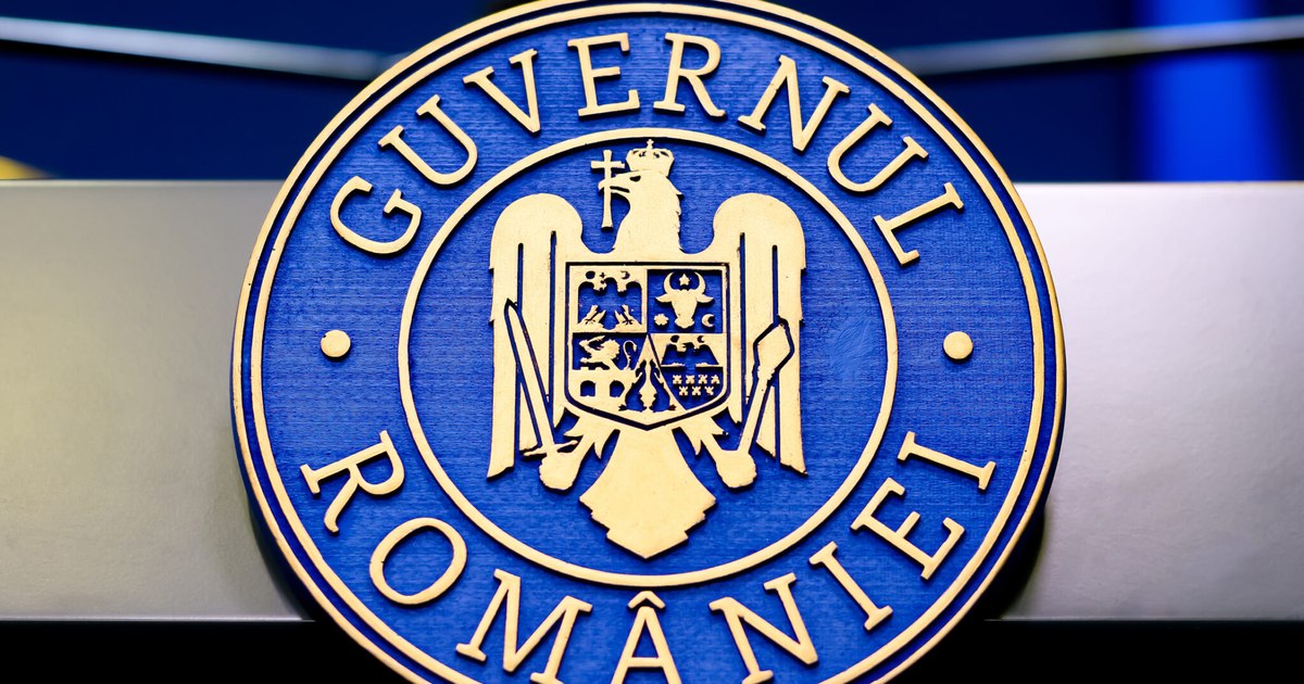 Adrian Veștea vorbind la o conferință de presă