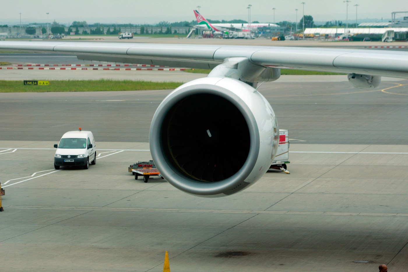 Avion Airbus A380 pe pistă