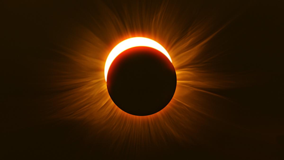 Eclipsă totală de Soare cu coroana solară vizibilă