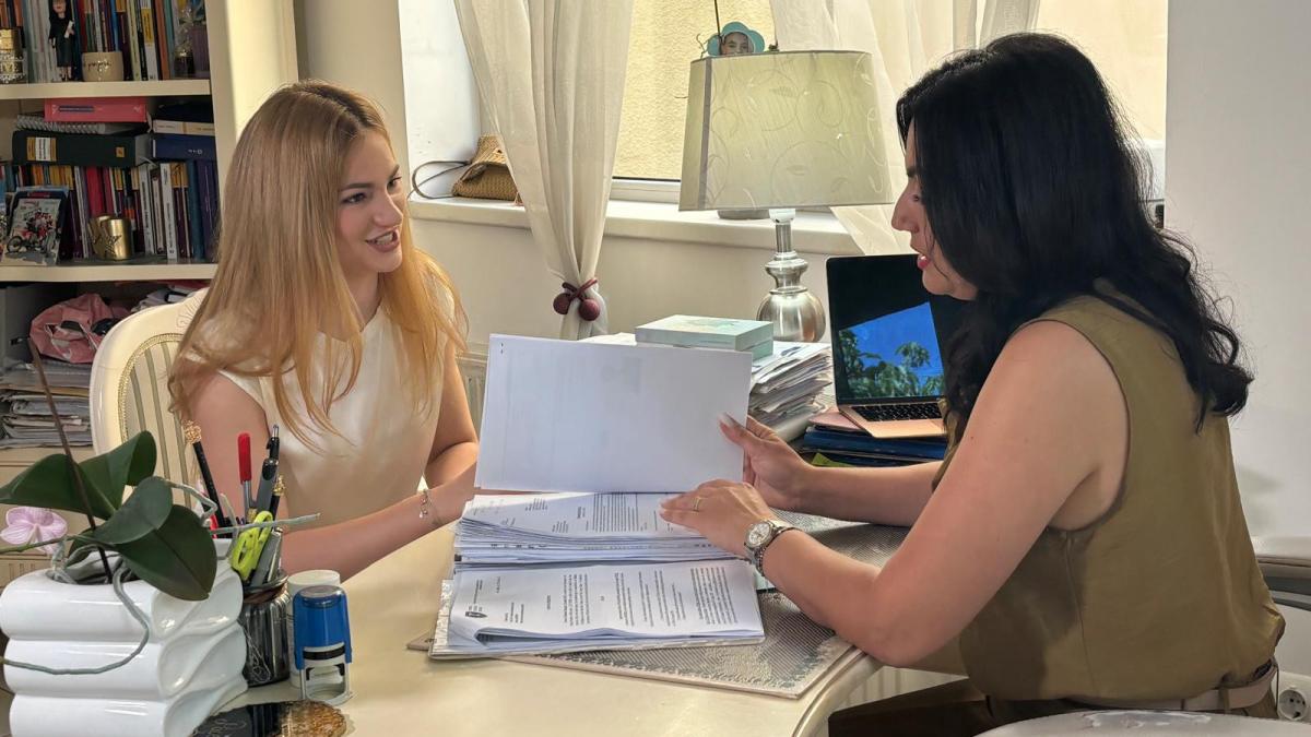 Elevă susținând examenul de Bacalaureat