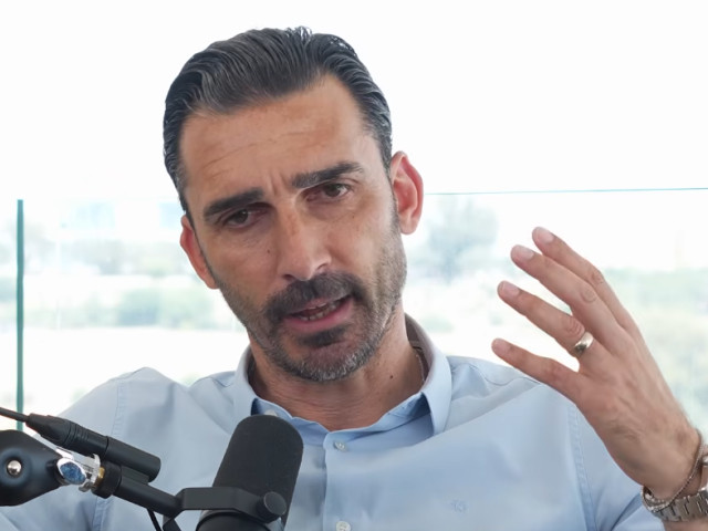Elias Charalambous, antrenor de fotbal, în timpul unui meci