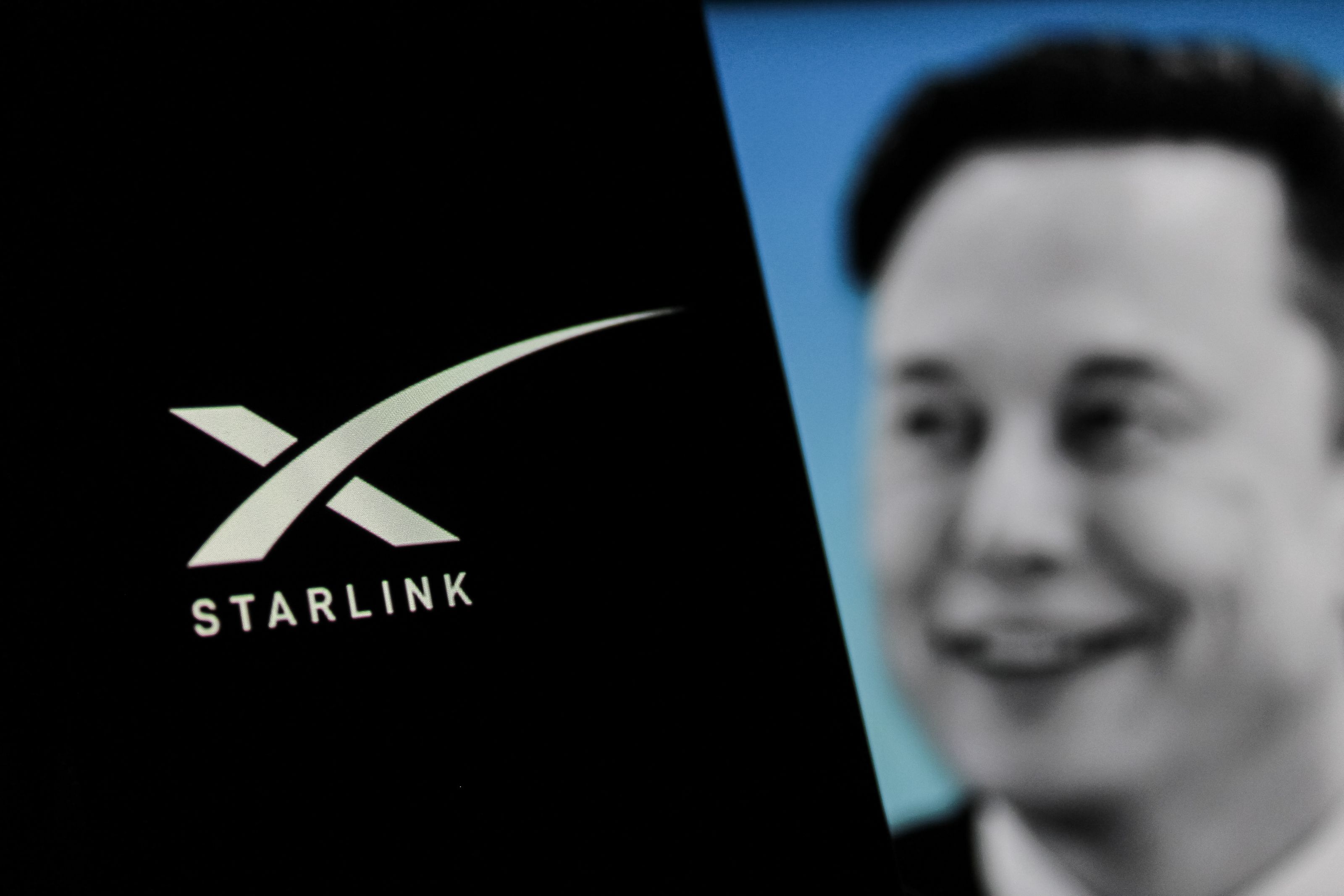 Elon Musk zâmbind, cu o expresie încrezătoare