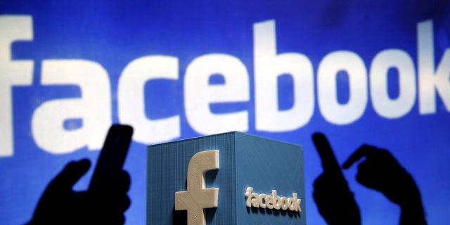 Copii cu telefoane mobile pe fundalul unor pictograme ale rețelelor sociale