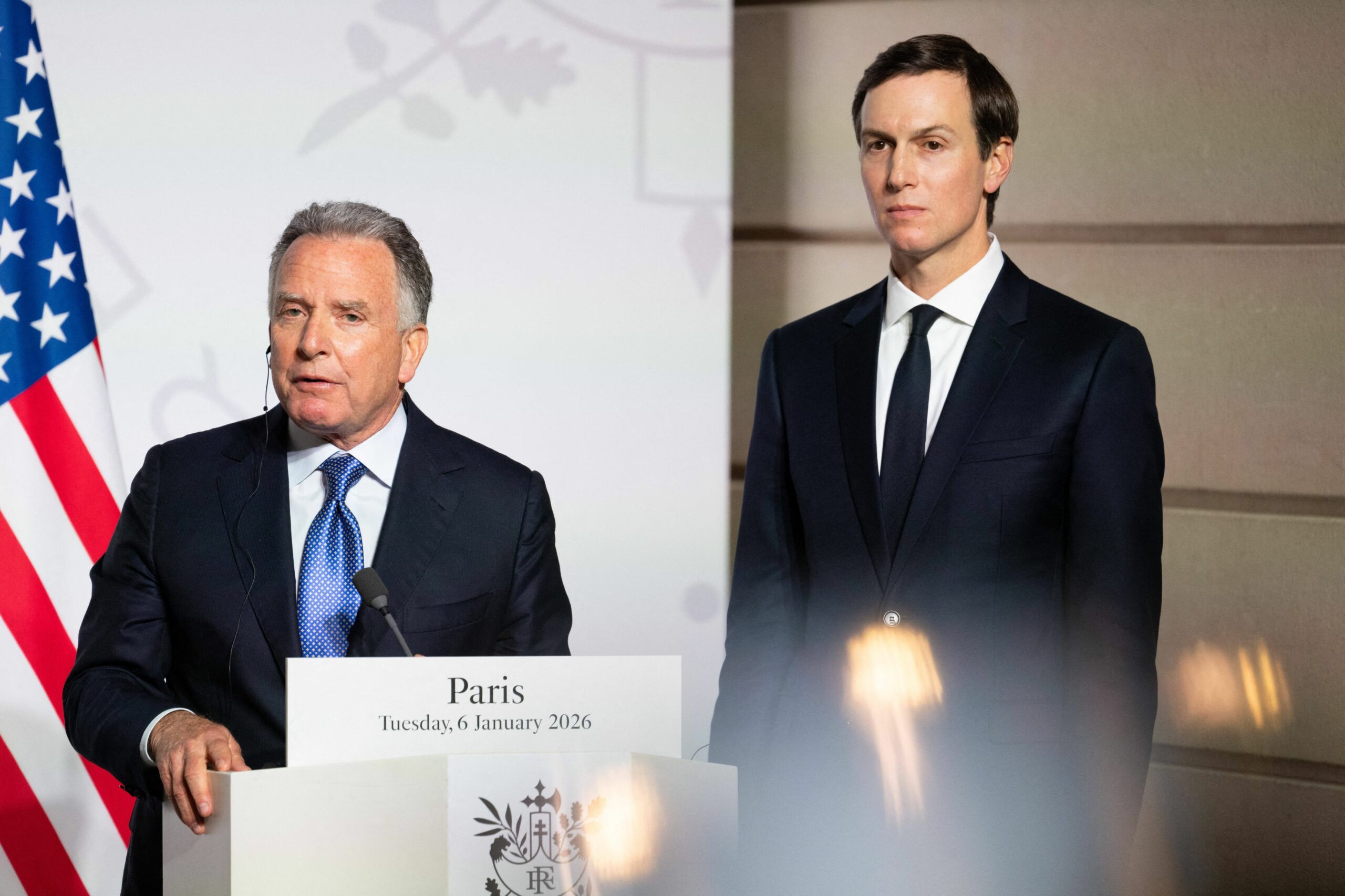 Steve Witkoff și Jared Kushner discutând în birou