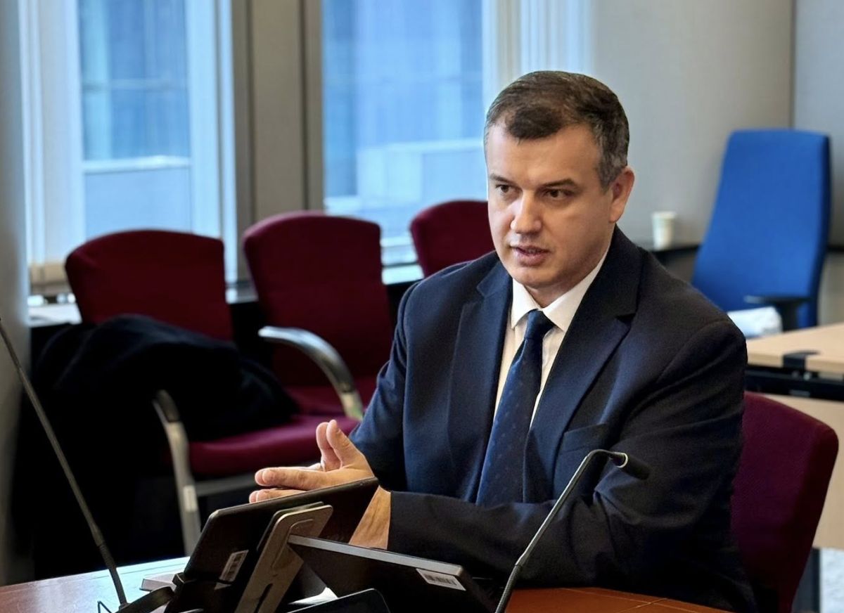 Eugen Tomac vorbind la o conferință de presă