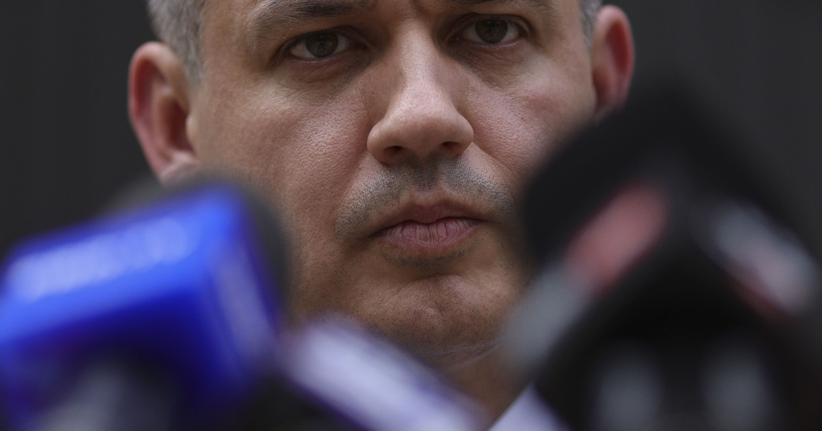 Eugen Tomac în timpul consultărilor