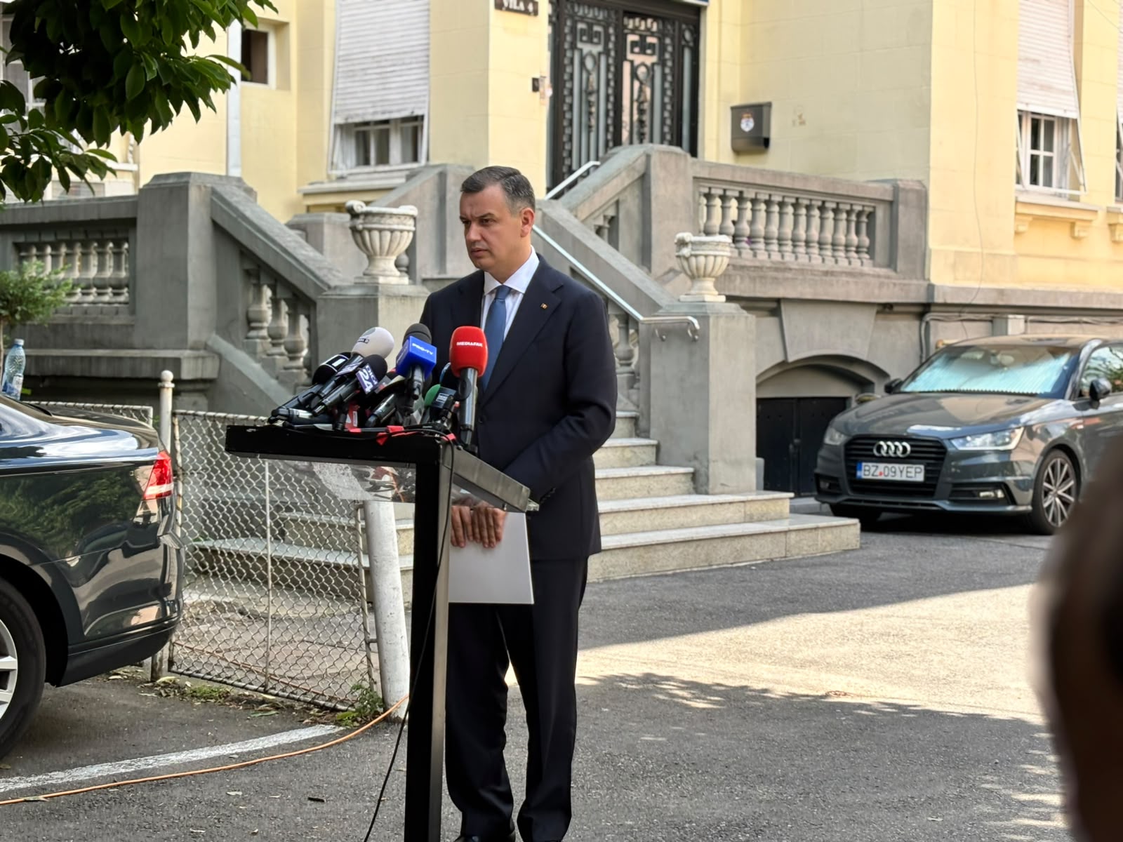 Eugen Tomac vorbind la o conferință de presă