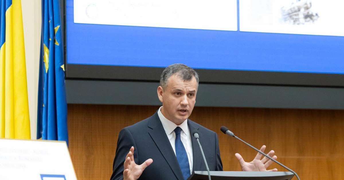 Eugen Tomac în timpul unei conferințe de presă