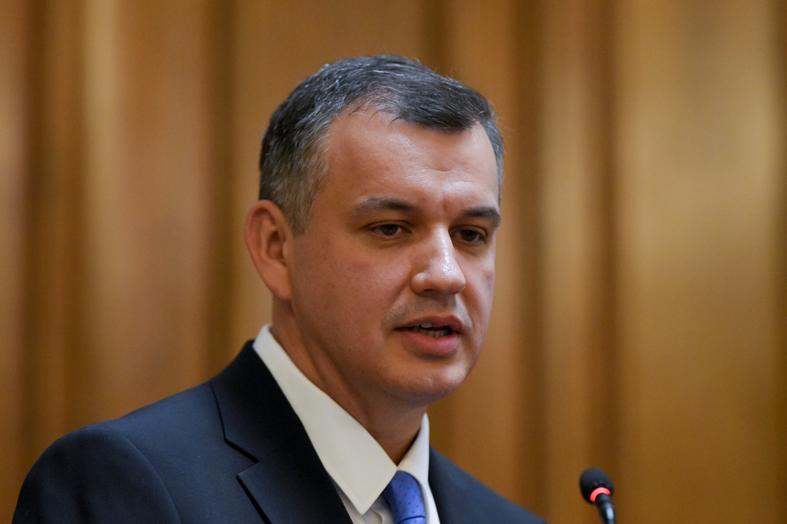 Eugen Tomac, premierul desemnat, în timpul unei conferințe de presă