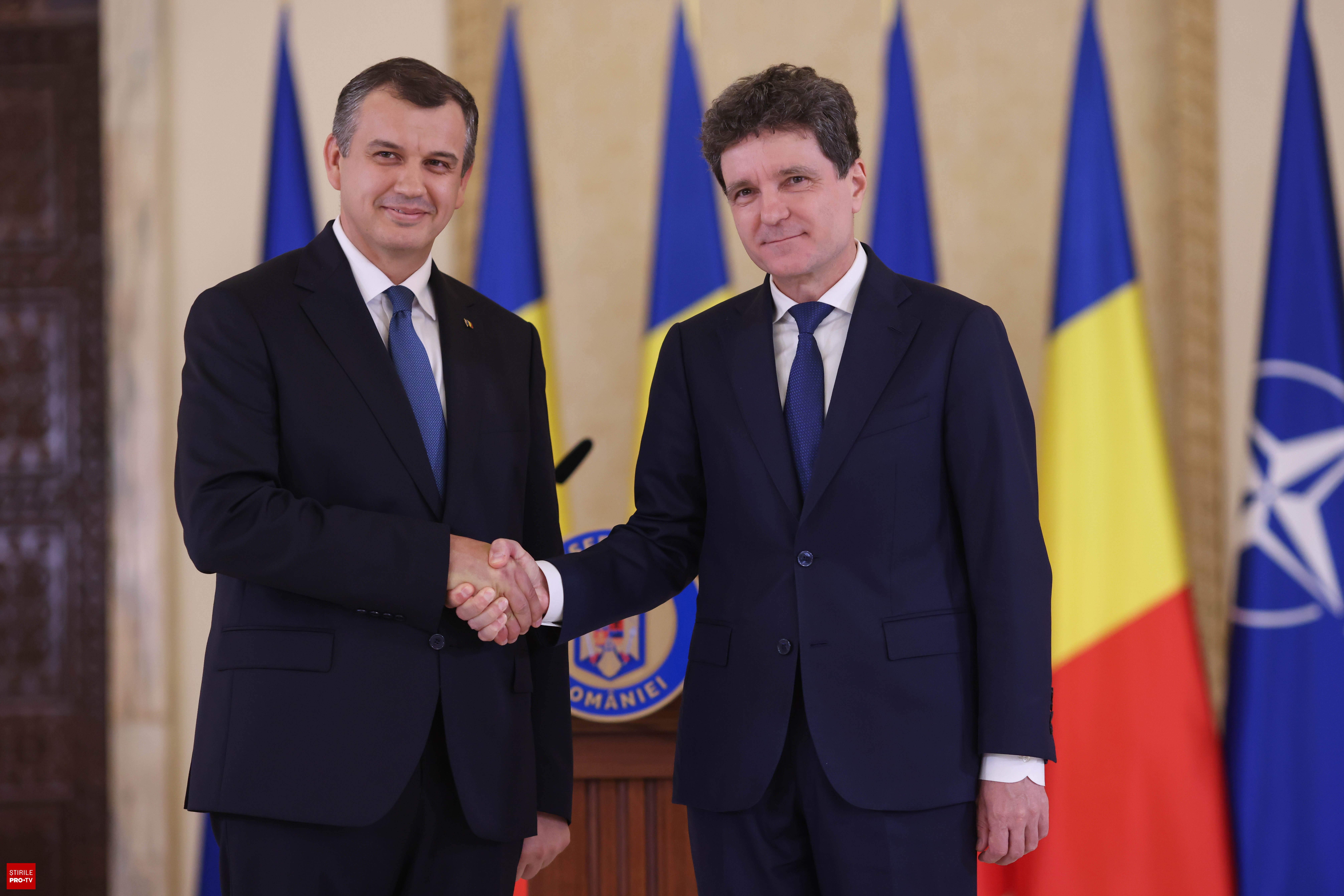 Eugen Tomac prezentând echipa guvernamentală