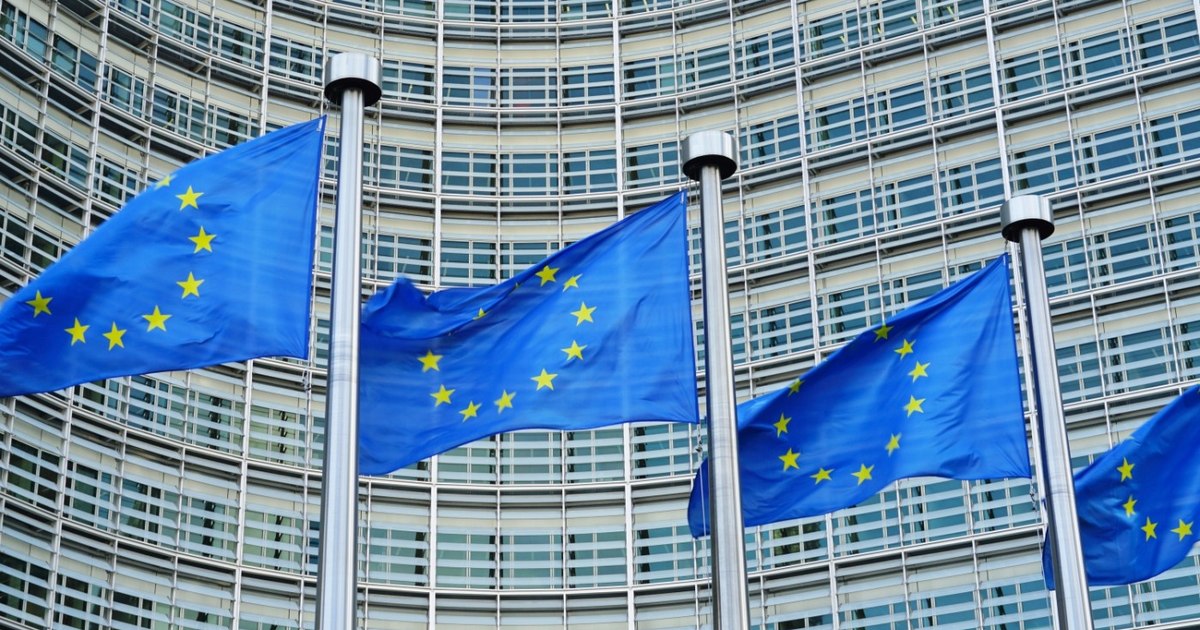 Steagul Uniunii Europene fluturând în fața clădirii Berlaymont din Bruxelles