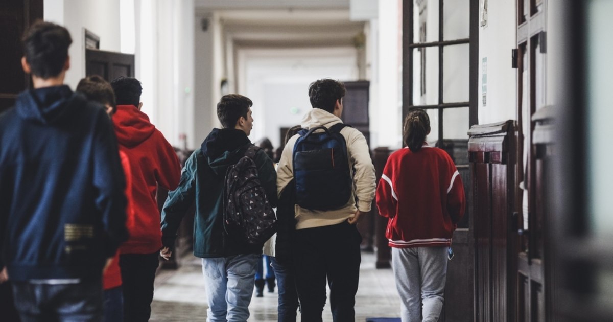 Elevi în clasă în timpul unei evaluări