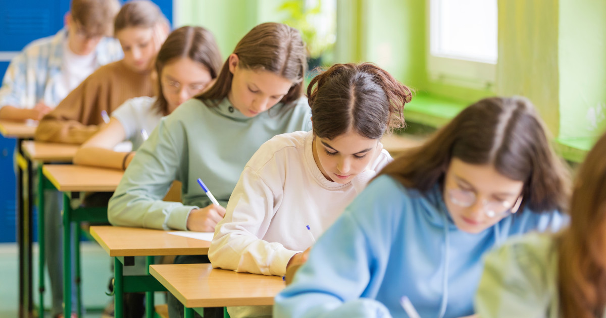 Evaluarea Națională 2026: Elevii de clasa a VIII-a susțin proba scrisă la limba română