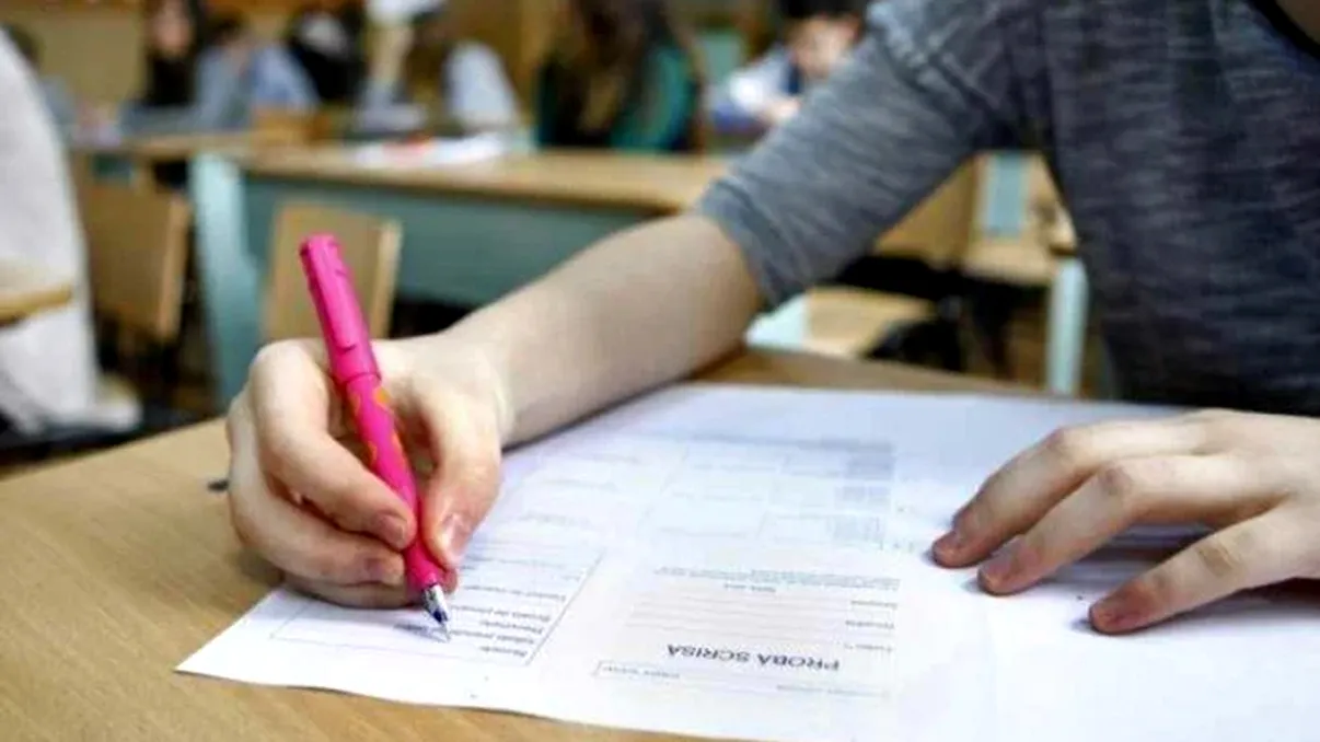 Elevi de clasa a VIII-a la examenul de Evaluare Națională 2026