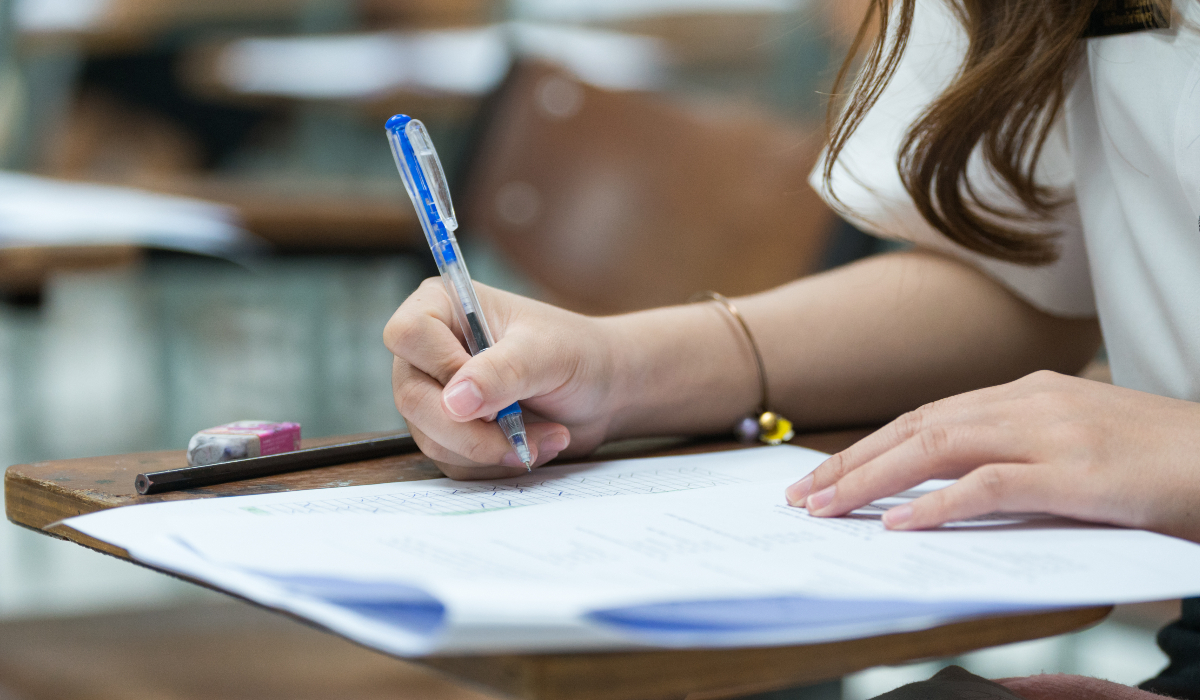 Elevi de clasa a VIII-a la examenul de Evaluare Națională