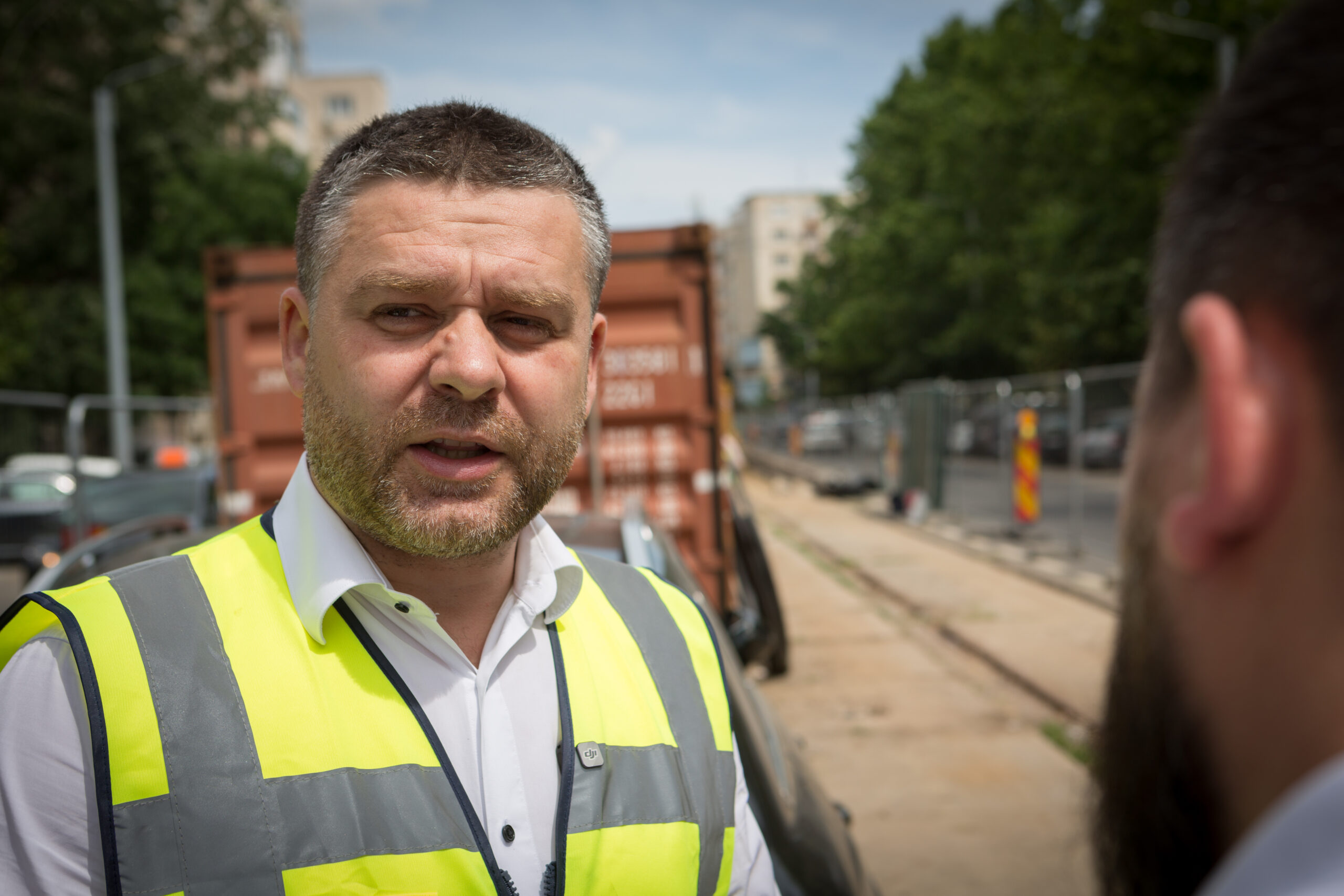 Primarul Ciprian Ciucu pe șantierul liniei de tramvai din Calea Călărașilor, explicând lucrările