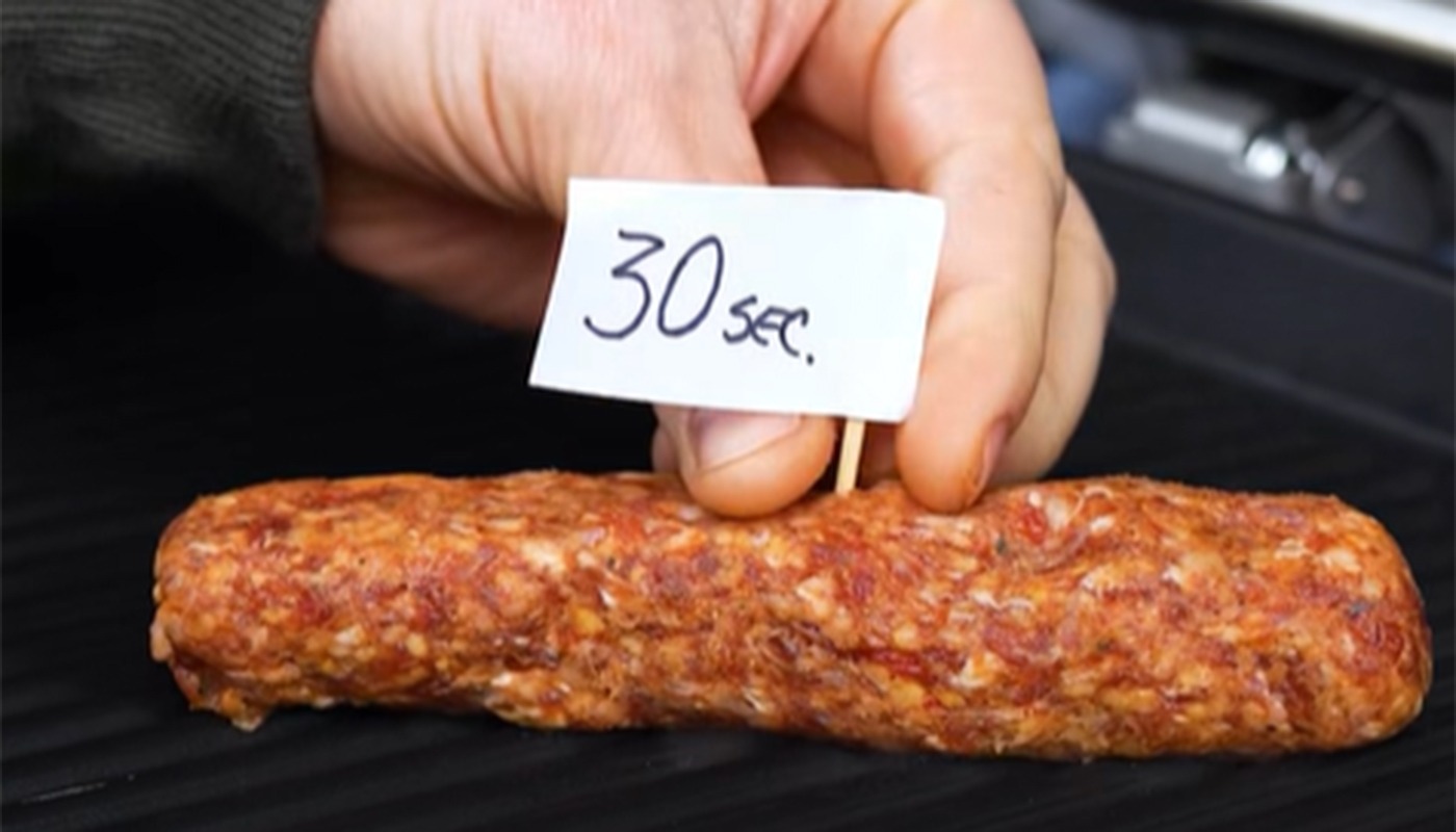 Mititei pe grătar, rumeniți și suculenți
