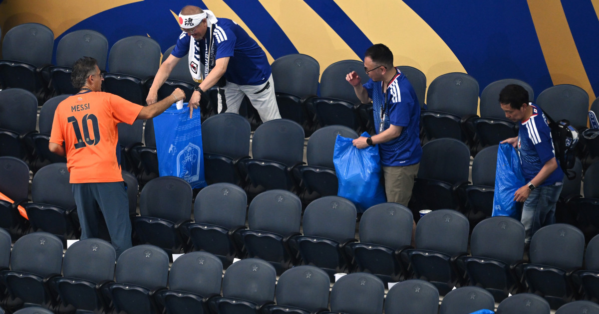 Fanii japonezi fac curățenie pe stadionul AT&T din Dallas după meciul Japonia - Olanda