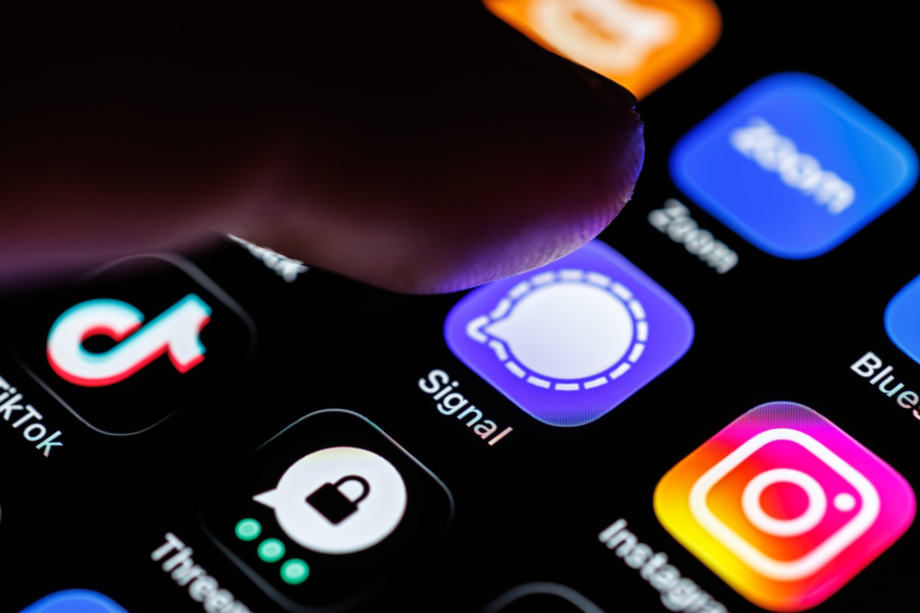 Signal app icon with phishing warning overlay