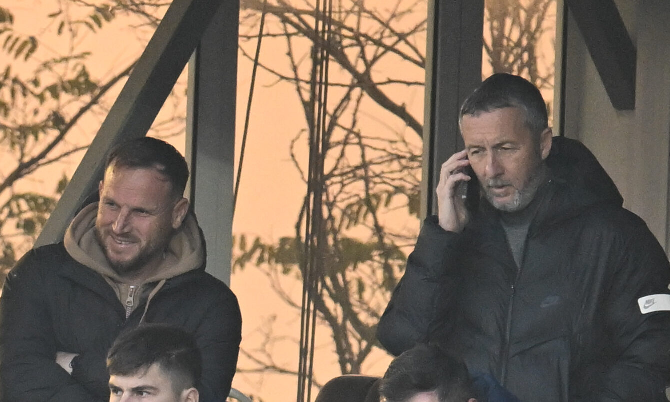 Mihai Stoica, Marius Baciu și Florin Cernat urmărind meciul de fotbal