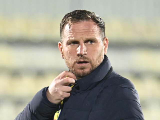 Florin Cernat în timpul unui interviu despre transferul lui Lindon Emerllahu la FCSB