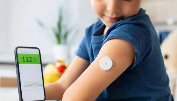 FDA aprobă primul sistem de monitorizare continuă a glicemiei fără prescripție pentru copii de la 2 ani