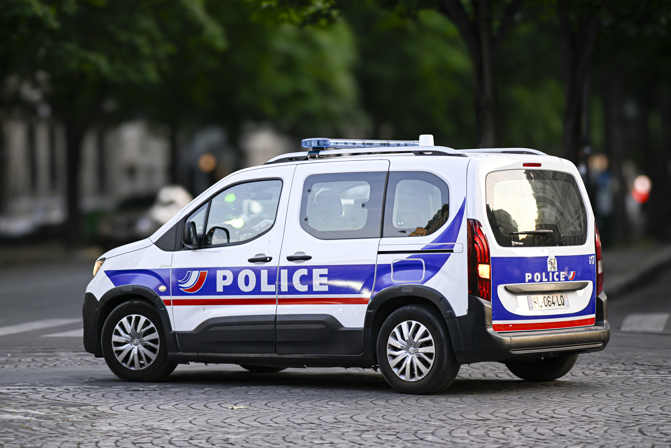 Femeie căutată pentru infracțiuni sexuale asupra copiilor, găsită ascunsă într-un dulap în Irlanda de Nord