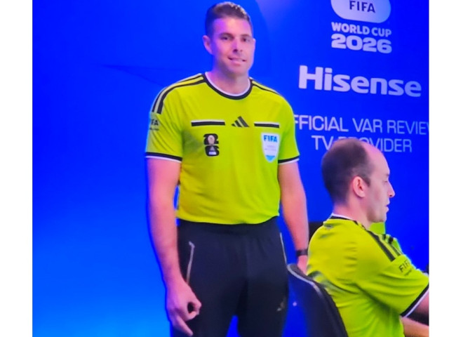 Arbitrul Shaun Evans în camera VAR la Cupa Mondială 2026