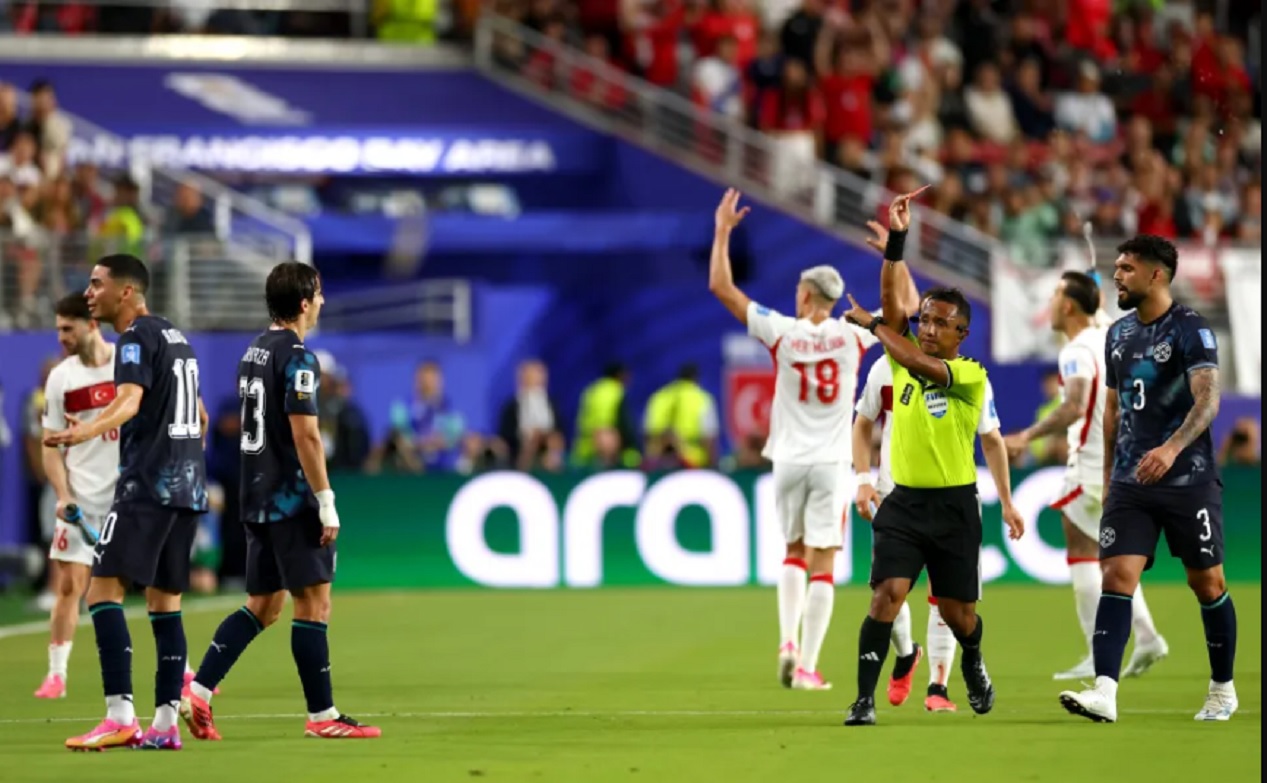 Miguel Almiron primește cartonașul roșu de la arbitrul Ivan Barton în meciul Turcia – Paraguay la Cupa Mondială 2026