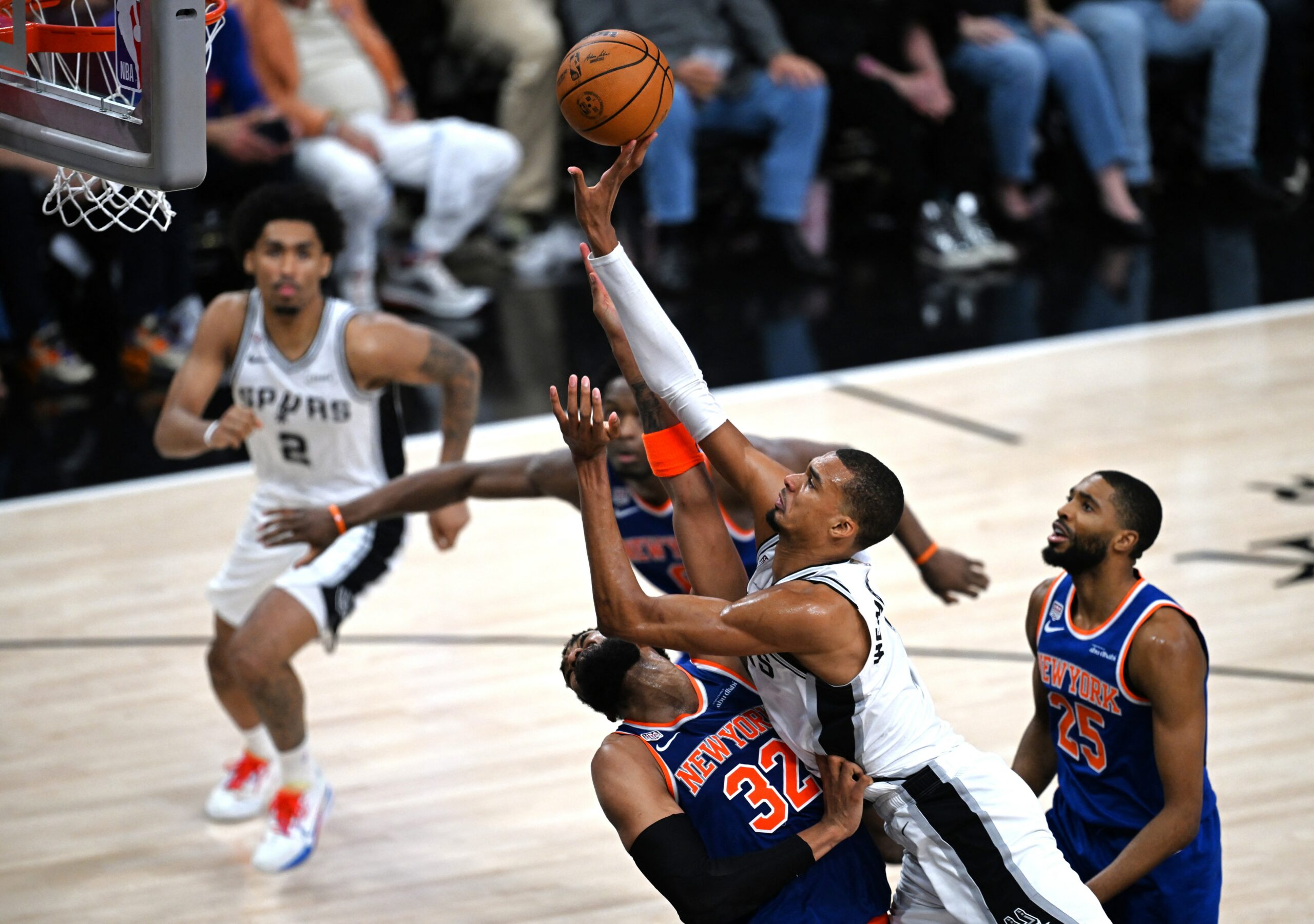 Victor Wembanyama marcând un coș în timpul meciului 3 al finalei NBA dintre New York Knicks și San Antonio Spurs