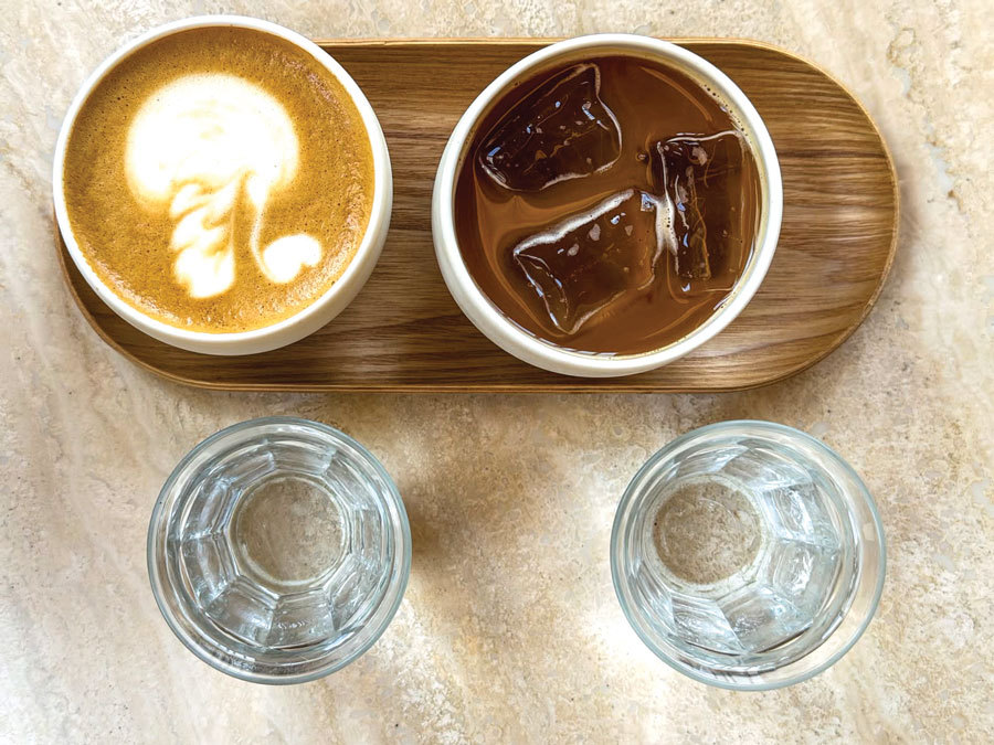 O ceașcă de flat white pe o masă de cafenea