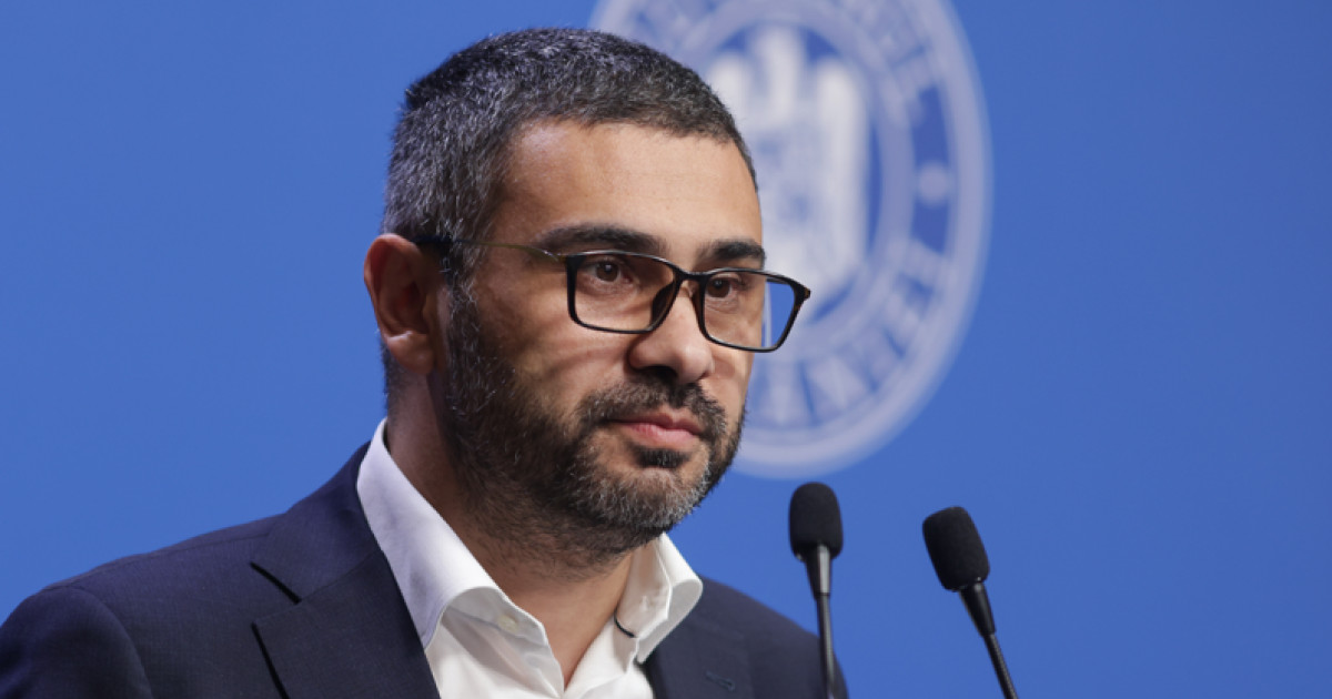 Florin Manole, fost ministru al Muncii, vorbind la o conferință de presă