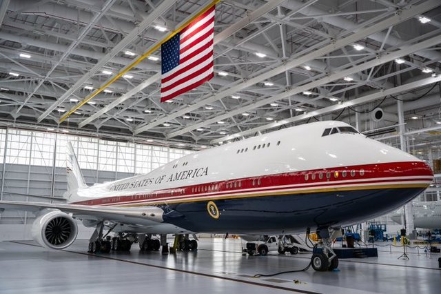 Noul avion Air Force One, Boeing 747, vopsit în roșu, alb și albastru, parcat pe o pistă