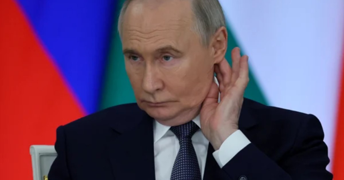 Vladimir Putin vorbind la un eveniment oficial