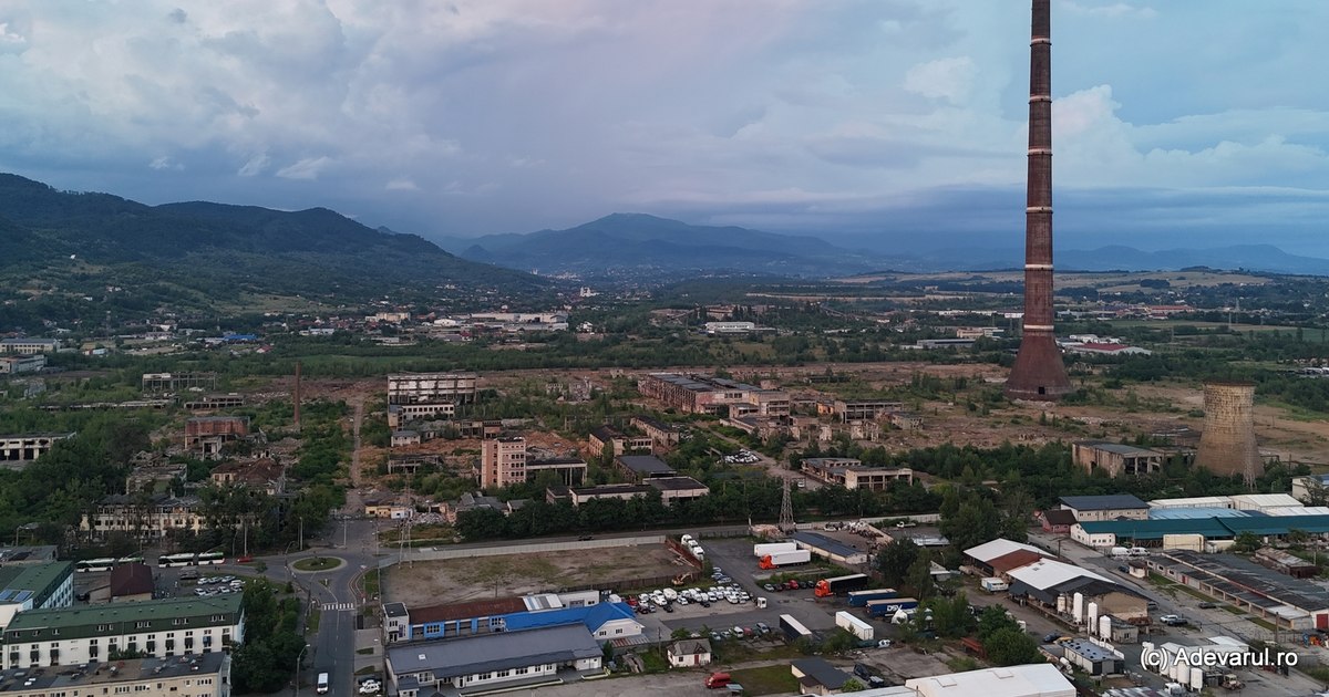 Vedere a fostului combinat Phoenix din Baia Mare, cu turnul înalt de 350 de metri și ruinele industriale