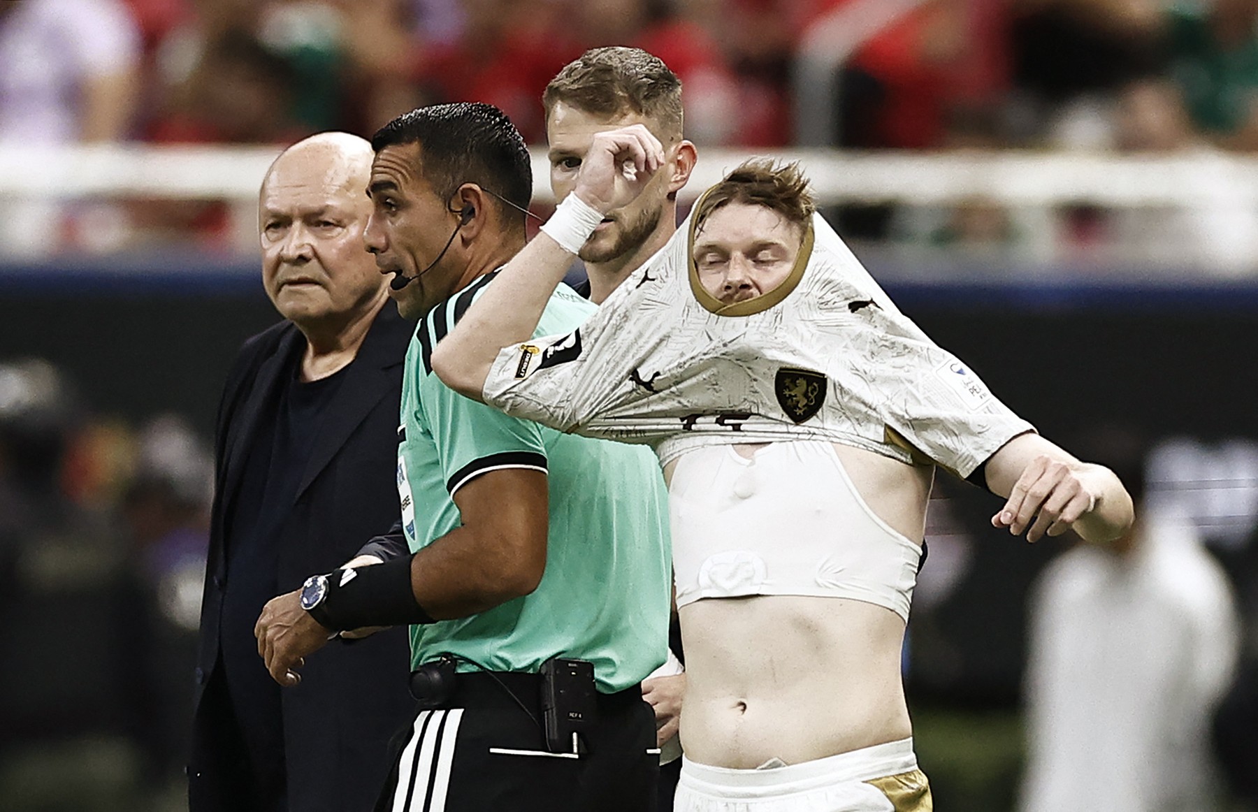 Fotbaliștii poartă veste GPS pentru monitorizarea performanței, nu bustiere