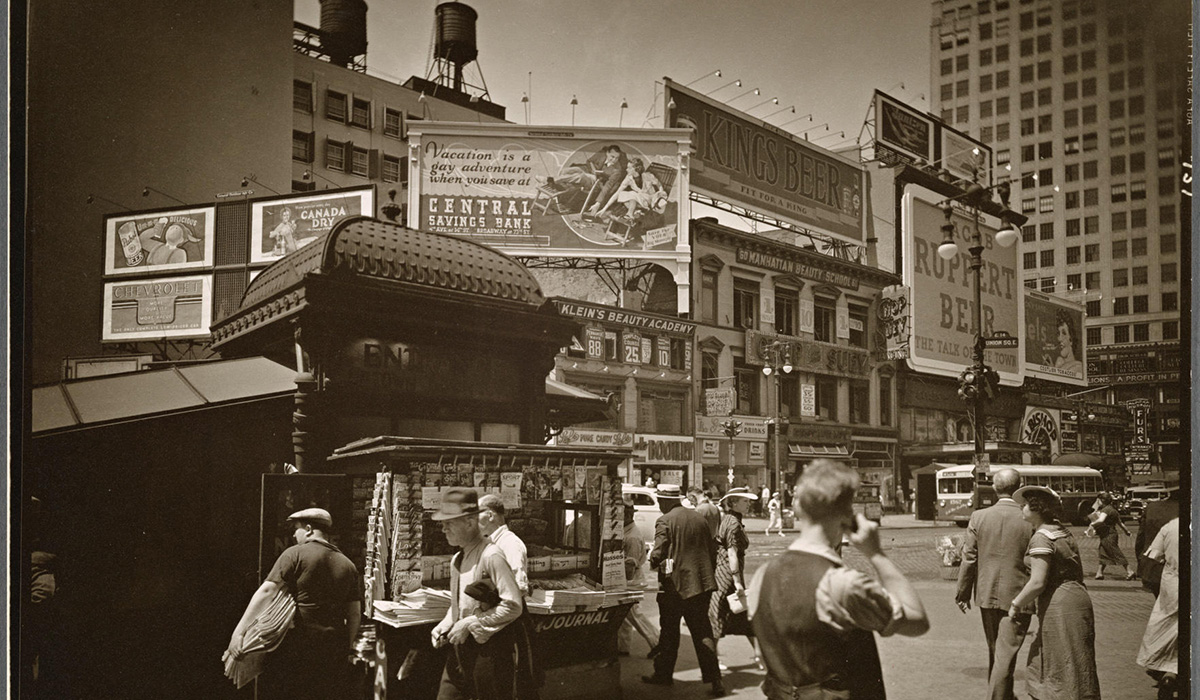 Fotografie alb-negru din 1936, Union Square, Brooklyn, cu un bărbat ținând un obiect asemănător unui telefon mobil