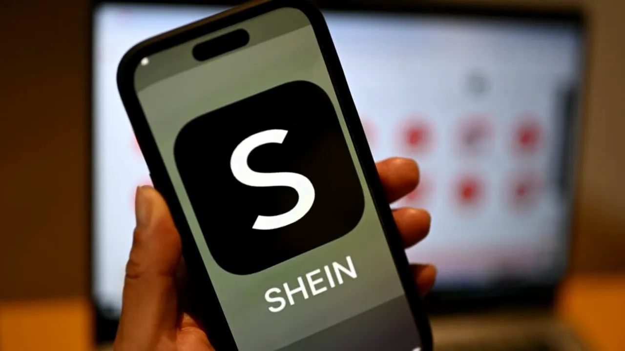 Logo Shein pe un fundal gri