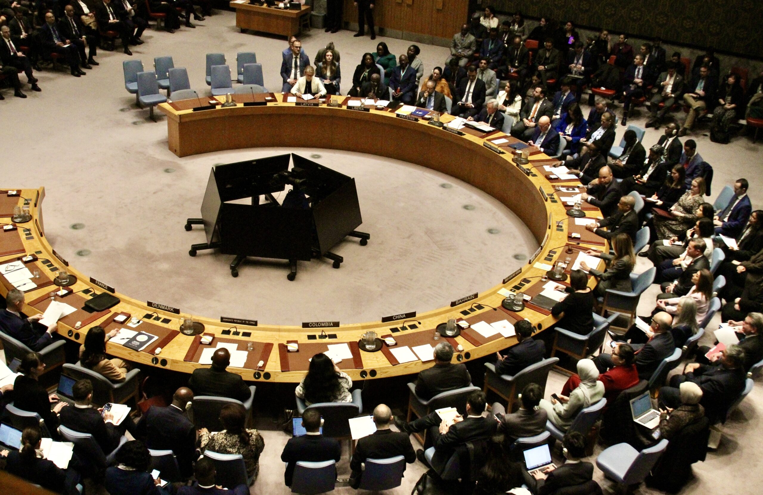 Reprezentantul Franței la ONU vorbind la tribuna Consiliului de Securitate
