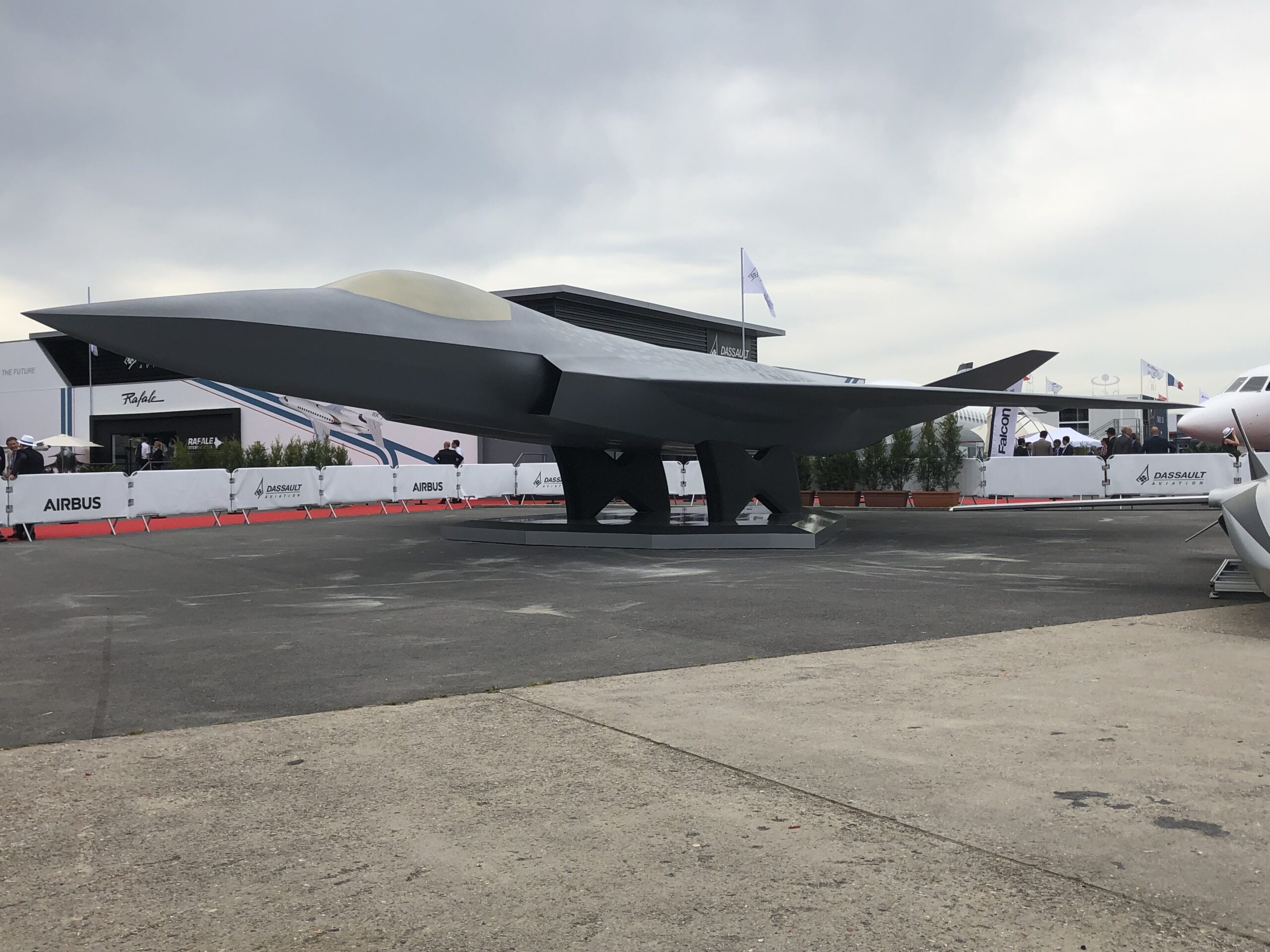 Avion de luptă Rafale și Eurofighter în zbor