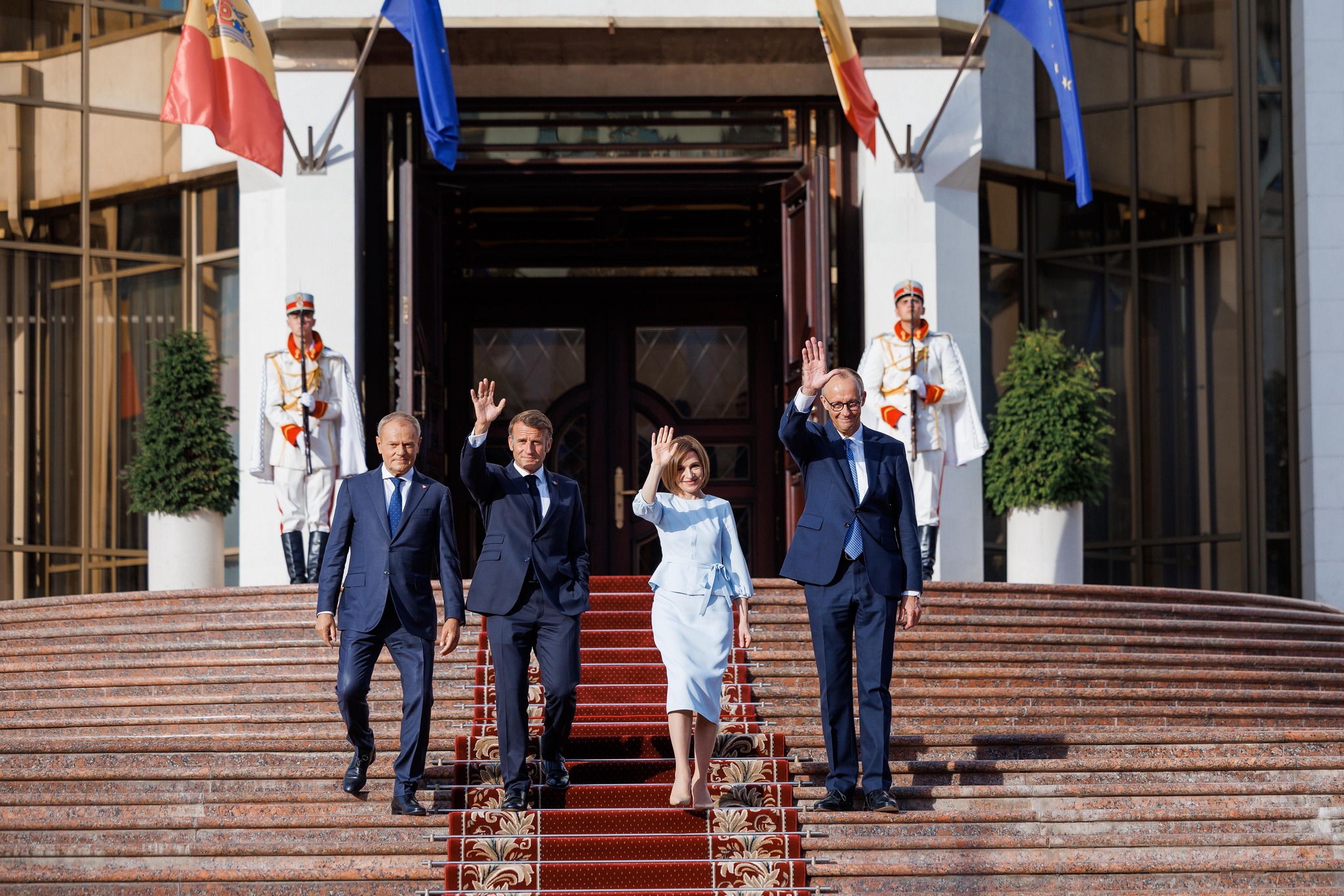 Drapelul UE fluturând lângă steagurile Republicii Moldova și ale statelor din Balcanii de Vest
