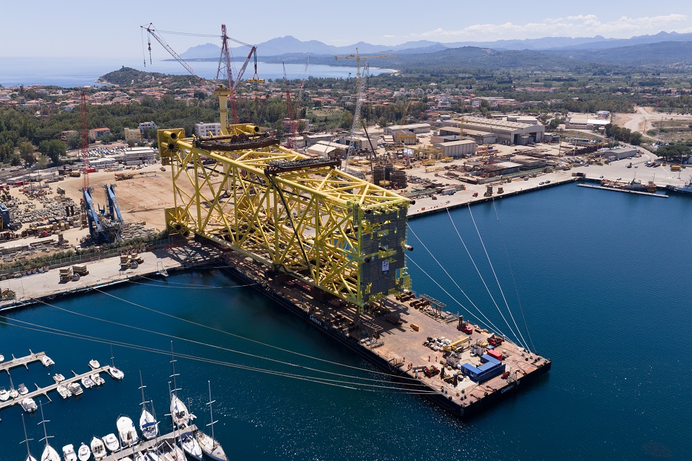 Fundația platformei Neptun Deep, de 7.500 tone, și macaraua Saipem 7000, în drum spre Marea Neagră