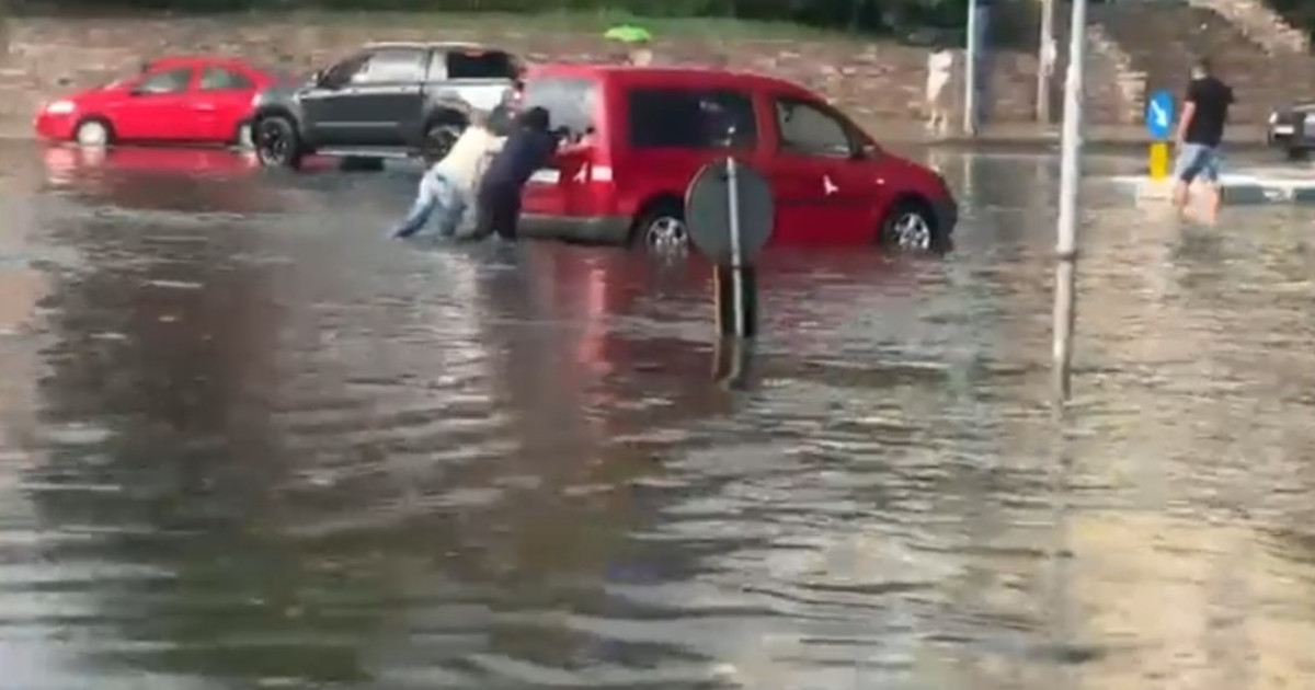 Furtuni violente în România: străzi inundate în Craiova, acoperișuri smulse în Arad