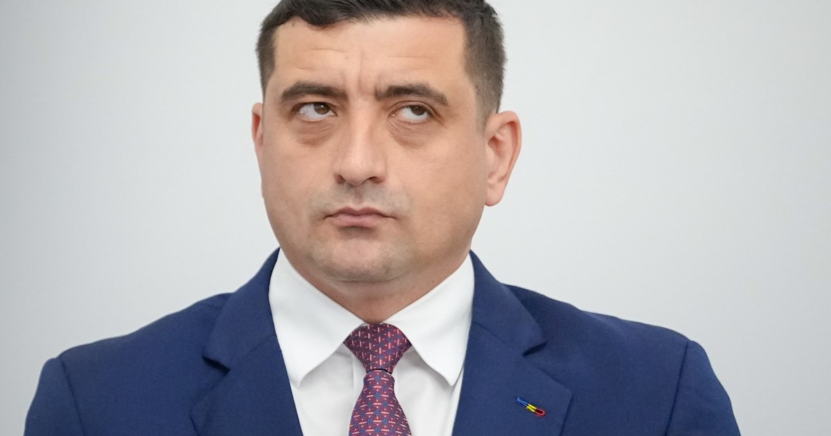 George Simion, liderul AUR, vorbind la un microfon