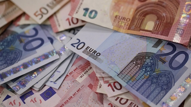 Grafic cu vârsta de pensionare în creștere și un simbol al fondului de pensii