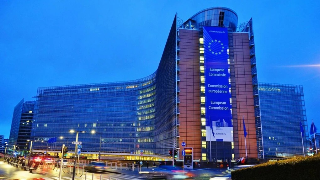 Clădirea Consiliului European din Bruxelles, cu steagurile UE